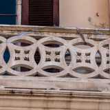 ...contraddistinti da parapetti con decori geometrici e vegetali...
